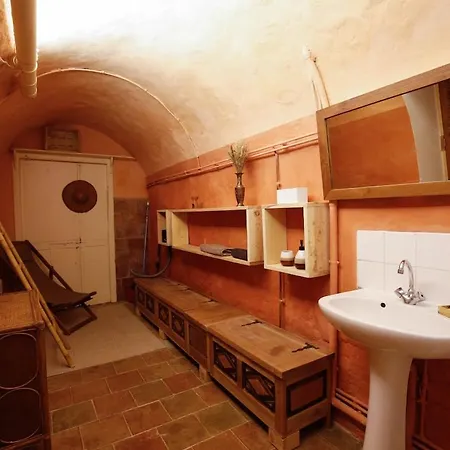 Batisse De Village 180 M Carre *